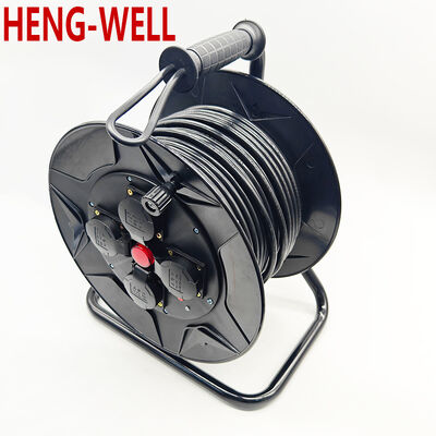 بكرة كابل سوداء قابلة للسحب مصممة للاستخدام الخارجي لتسهيل نشر الكابلات وسحبها في مواقع العمل الخارجية الصعبة